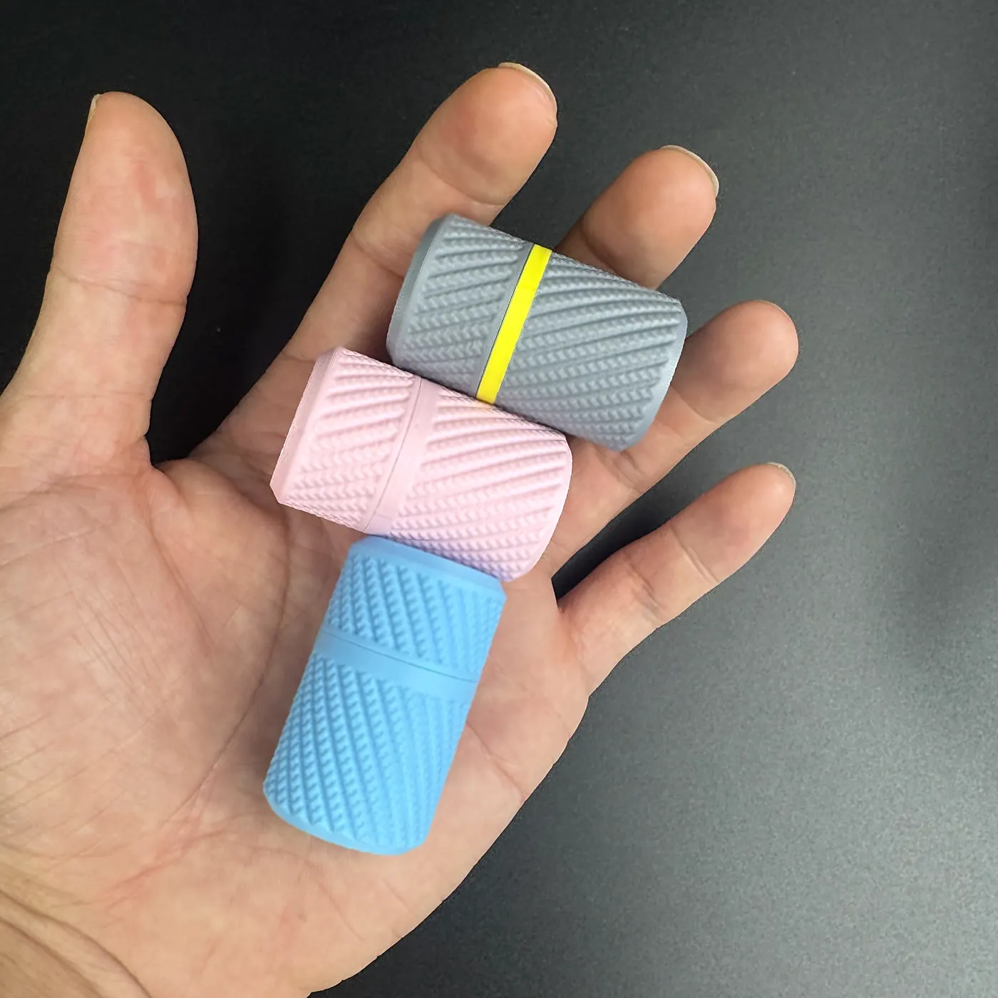 hand holding the closed single vial holder for scale